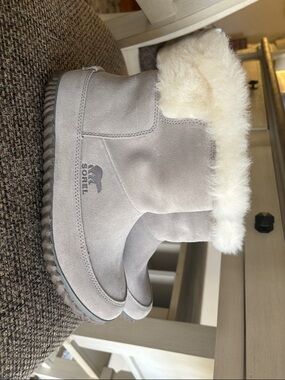 Sorel Light Gray Suede Winter Boots with Cream Fur Cuff